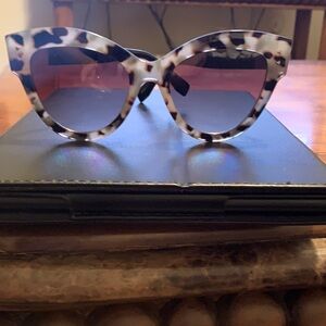 Women’s Cat-Eye Sunglasses in Tortoiseshell Pattern